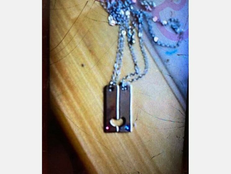 エミさんが友人とお揃いで身に付けたサン宝石のネックレス