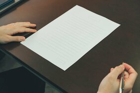 事実婚や同性婚なら必須! 財産だけでなく、LINEを消去するかどうかも書いていい!? 司法書士に聞く遺言書の書き方「どんなに汚れても文字さえ読めれば基本的にはOKです」