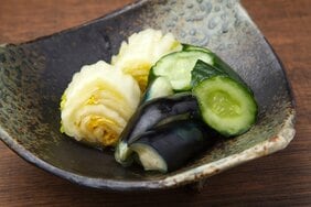 《漬物クライシス勃発》6月以降、おばあちゃんの漬物が全国から消える? 法改正によって厳しすぎる水準が課せられた2つの理由