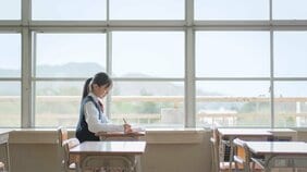 地元の短大卒も都市部の四大卒も、地方で働くなら生涯賃金は同じ？ 「地方女子」にとって大学進学という「投資」を回収できる見込みはどれくらいなのか