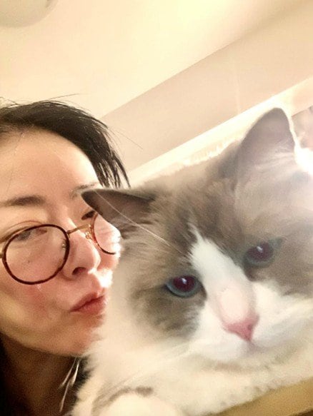 遠野さんと愛猫（本人ブログより）