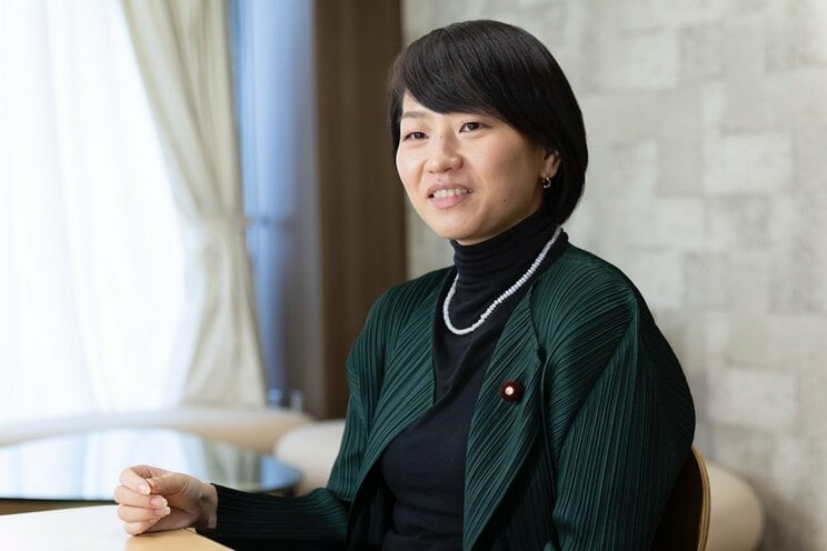 議員のSNSについて話をする鈴木貴子議員　撮影／齋藤周造