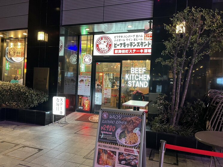 「食べ歩きまぜそば」「和牛すき焼きラーメン」インバウンド需要で東京・新宿のラーメンに異変が！ 一方、夜の街には“中国人専門”のキャッチの姿も…_15