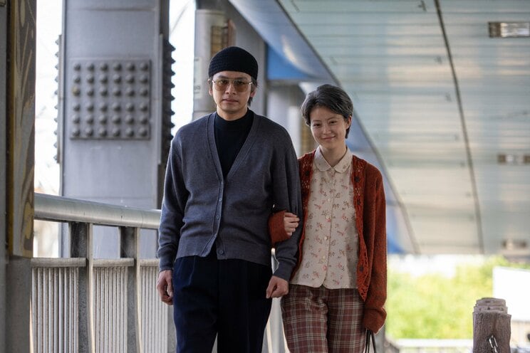 寄り添って歩く嵩とのぶ