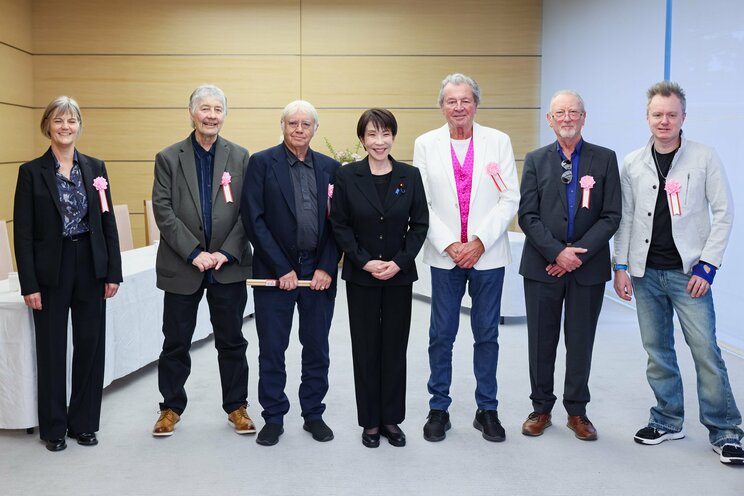 高市総理の憧れのバンド、ディープ・パープルとの記念写真（高市氏Ｘより）