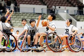 車いすに初めて乗った小学生が5ケ月間のバスケの練習で体得する「思いやりのパス」 北九州市で21年続く小学生車いすバスケットボール大会に密着した