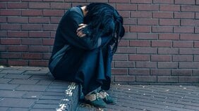 「紙でも食べろ」と言われて新聞紙を食べて気絶…ホストクラブに呑み込まれた発達障害の女性「推しに会えたってだけで何も考えらえないくらい興奮して。薬もたくさん飲んだ」