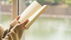 疲れてスマホばかり見てしまうのはなぜ? 働いていても本が読める社会で人生を豊かにする方法
