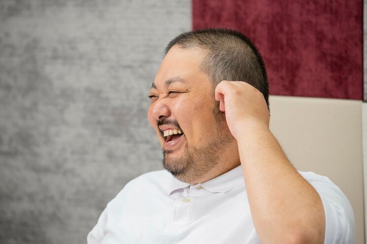 漫才衣装も、考えたうえでポロシャツにしていると話す麻婆