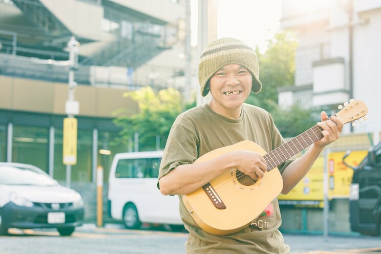 パーカッションの石川浩司氏が原作の実録漫画『「たま」という船に乗っていた』では知久氏を女好きとする描写もあったが「あの人はメダカにクジラの尾ひれをつけるから……（笑）」とやんわり否定