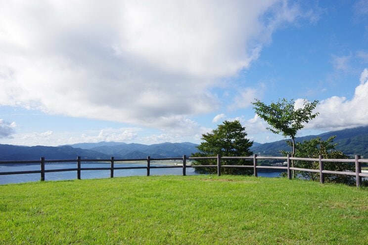 フィールドを歩き上がったところにある「展望台」から見える眺望は、まさに絶景。陸前高田の海と里山を一望することができる