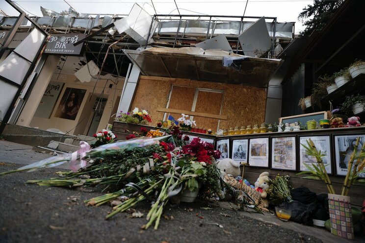ウクライナ東部・クラマトルスクで倒壊したお店前で亡くなった人に手向けられた花