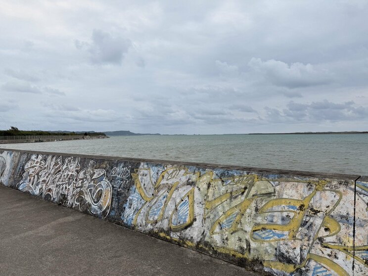 沖縄市内、当時の廣川容疑者宅付近の海辺（撮影／集英社オンライン）