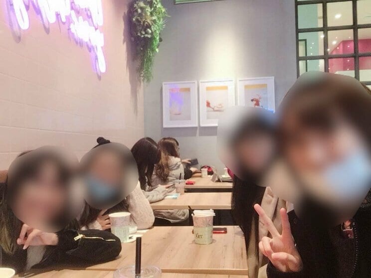 サリさん（写真左）は友人たちと日本観光を楽しんでいる最中に痴漢被害にあった