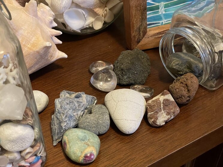 家の中には購入したり拾ったりした石がたくさんある