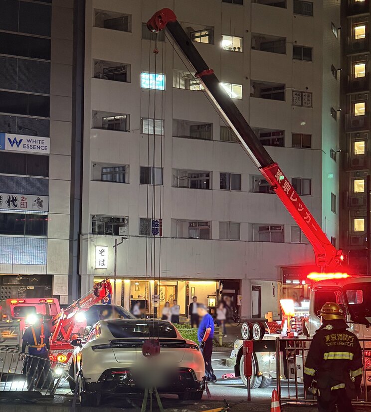 クレーン車が出動するなど、騒然となった事故現場（撮影／集英社オンライン）