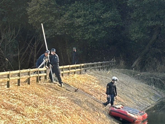 行方不明報道当時、捜索をする捜査員（撮影／集英社オンライン）