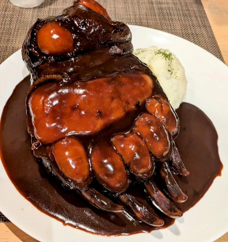 店の名物であるヒグマの手の赤ワイン煮込み。インパクト抜群だ(写真/マタギ東京提供)