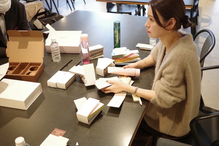 新商品開発のための打ち合わせ中の井口綾子さん