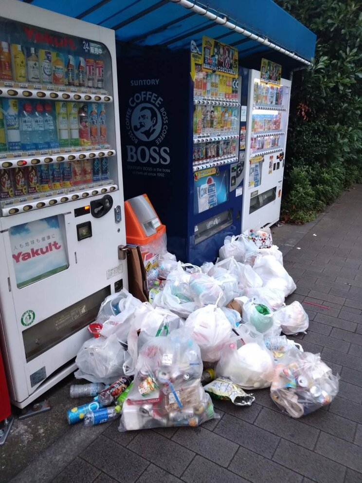 自販機の前は酷い有様（画像提供、宮本しゅんま氏）