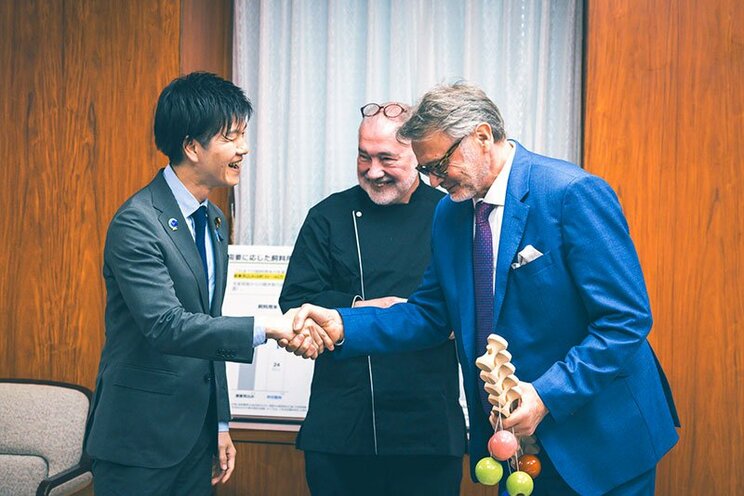 鼎談の最後には、けん玉での勝負も