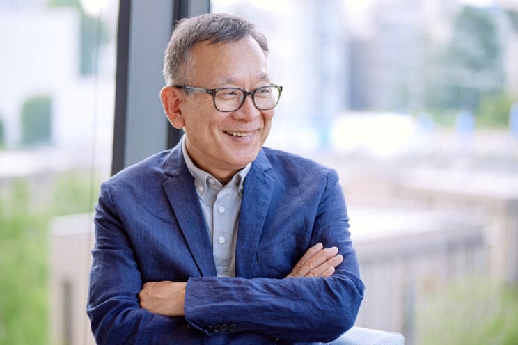 柔和な表情で、笑顔も交え中村さんとの対話を楽しむ村井さん。