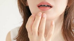 よく食べこぼす、最近あまり食べ物の味がしない、滑舌が悪くなった…思い当たる人は「口だけ老人」になっている? 健康を損ねることもある「口の老化」とは