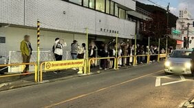 目隠し黒幕で話題になった「富士山ローソン」が“無法地帯”になっていた! 外国人観光客からは「バカ! 死ネ!」の罵声が飛び交い…