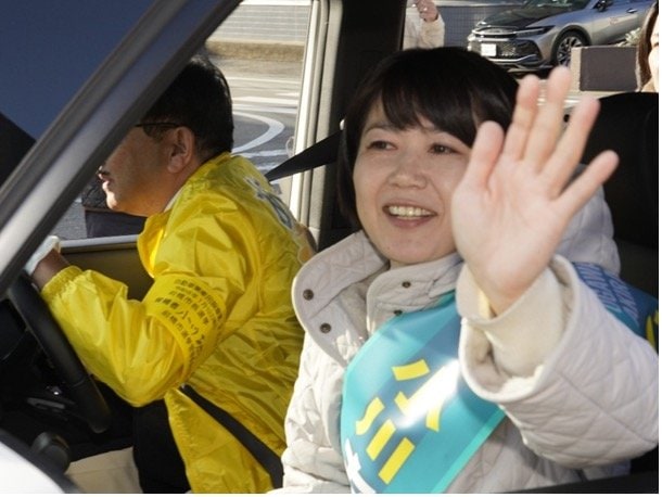 1月5日、選挙カーから手を振る小川晶氏　撮影／集英社オンライン
