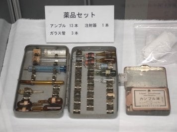 731部隊の技手だった故Ｂさんが持ち帰り、飯田市平和祈念館に展示されている薬品セット（撮影／集英社オンライン）