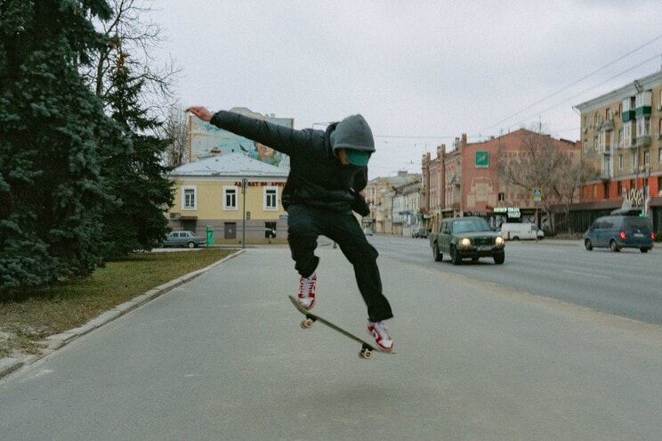 人通りのないハルキウの街を自由に滑るスケーター