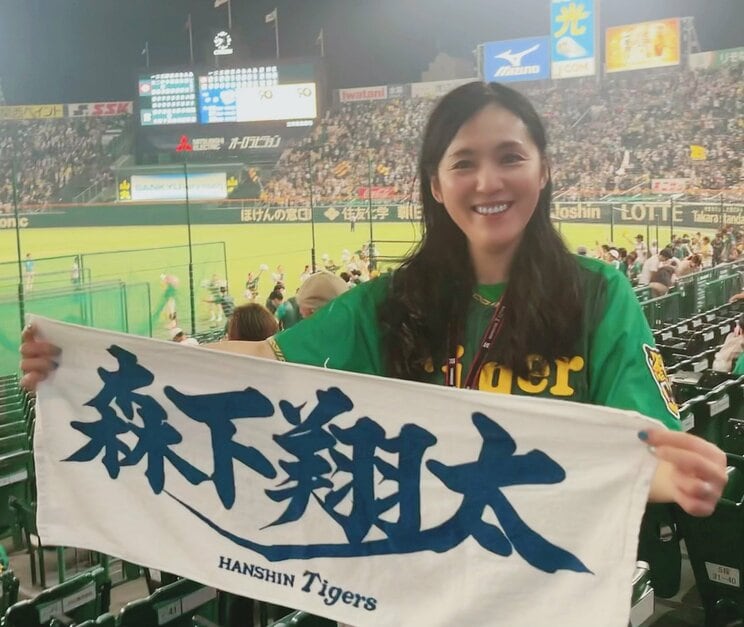 推しの森下選手のタオルを持って観戦する牛窪さん（写真／本人提供）