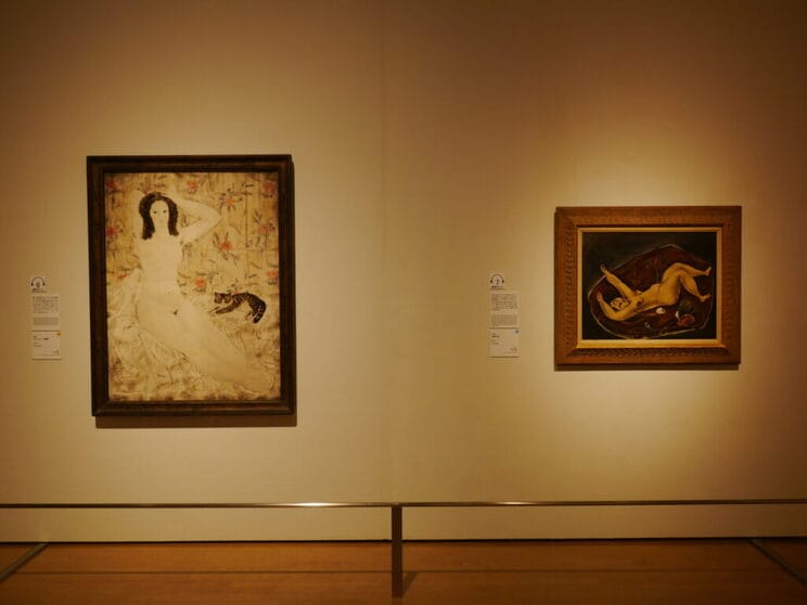 【図１】展示風景から。左より藤田嗣治《タピスリーの裸婦》（1923）京都国立近代美術館蔵、国吉康雄《幸福の島》（1924）東京都現代美術館蔵