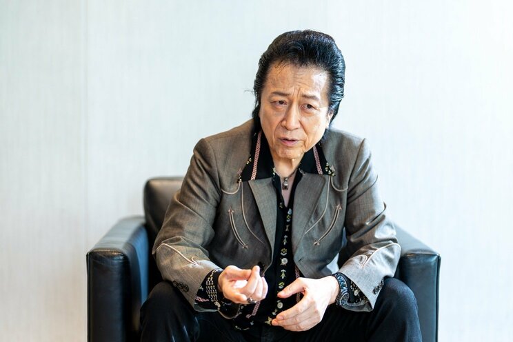 被災地での話を目をうるませながら語る高橋ジョージ（撮影／佐藤靖彦）