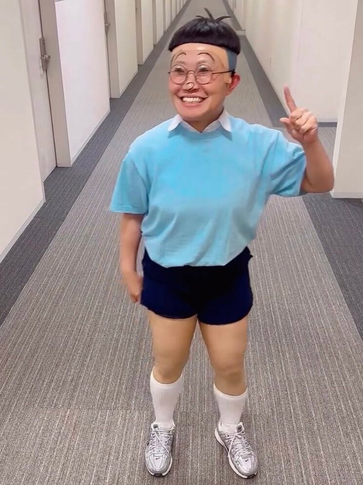 サザエさんの中島くんのものまねをするキンタロー。（写真／本人Instagram）