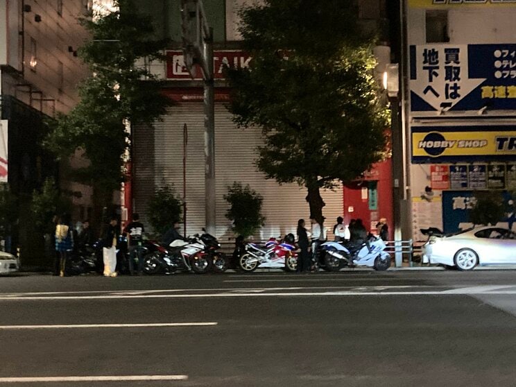 深夜に爆音で集まるライダーたち（秋葉原PLUS（＋）提供）