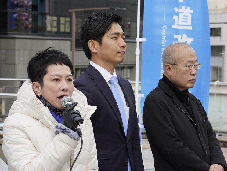 1月26日、JR八王子駅前で中道改革連合への支持を訴える蓮舫（左）、細貝悠（中央）、有田芳生の各氏（撮影／集英社オンライン）
