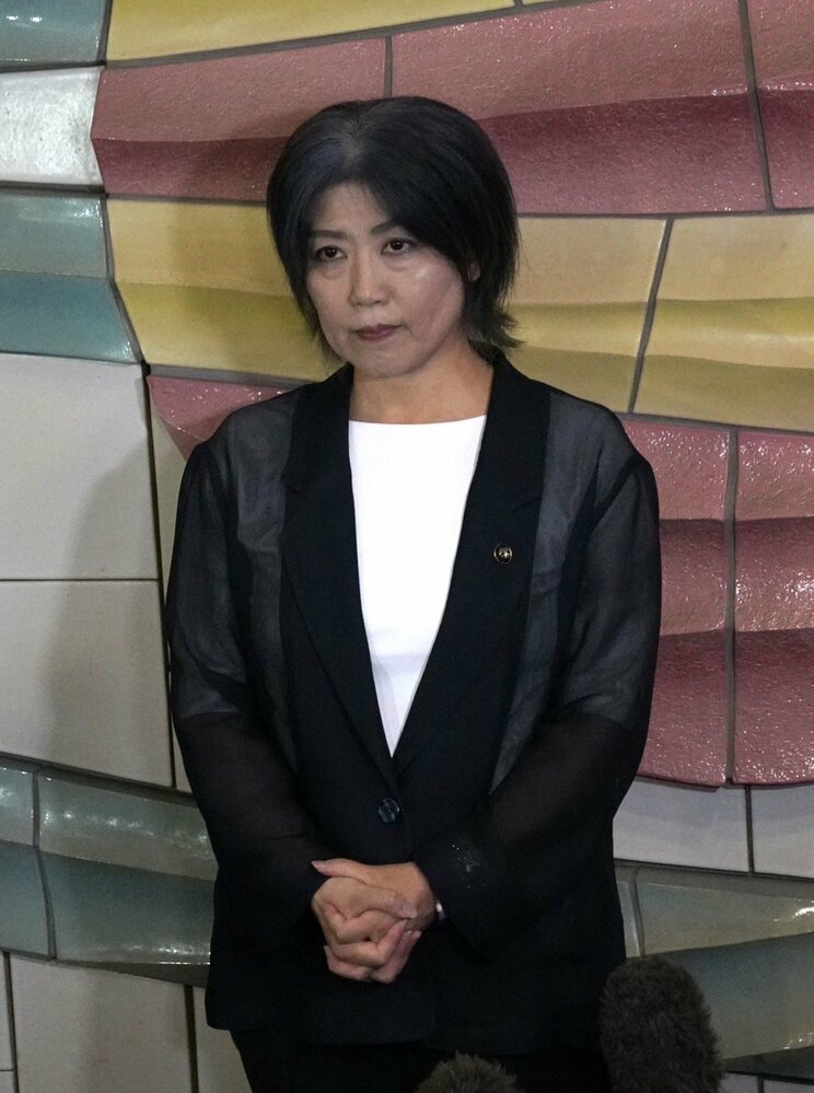 8月13日、伊東市議会百条委員会で尋問を受けた後、記者団に話す田久保眞紀市長　（撮影／集英社オンライン）