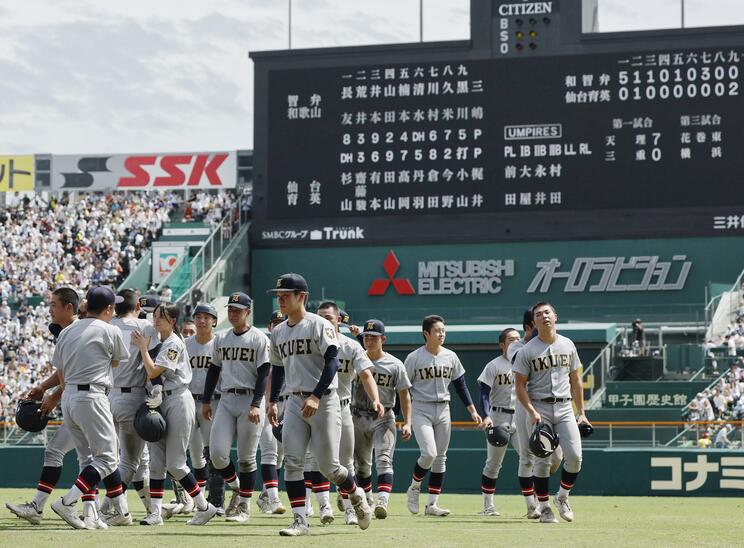 準々決勝で智弁和歌山に敗れた仙台育英ナイン（写真／共同通信社）