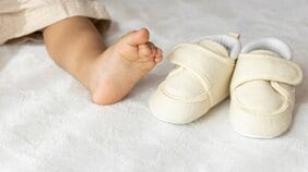 母親がブチギレした義母から赤ちゃんへの“勝手プレゼント”…ファーストシューズ大論争をミキハウスに直撃「誰が買うべきか?」