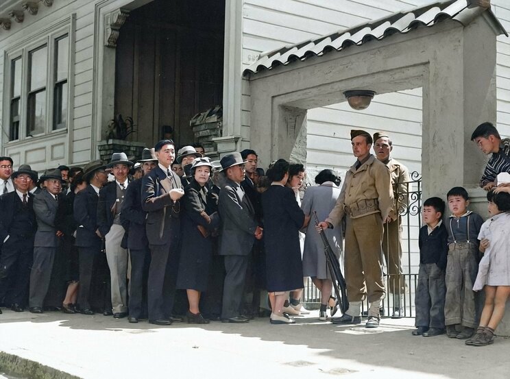 〈終戦81年〉出撃前の特攻隊、原爆のきのこ雲、火炎放射器で焼かれる沖縄…AI技術と対話をもとにカラー化した写真が繋ぐ“過去と現在”_39