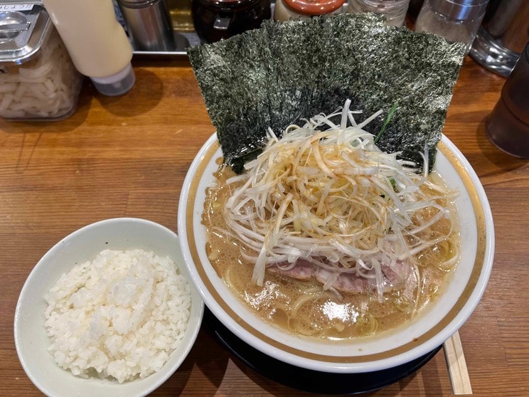 三郷家のラーメンとライス