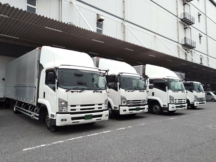 長時間労働と低賃金が課題となっているトラック運送業界