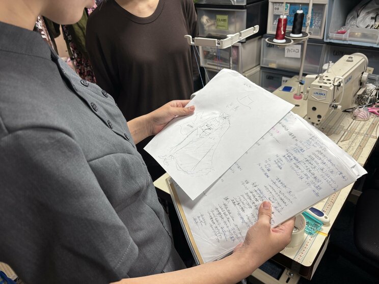 裏方として舞台を支える女性スタッフ