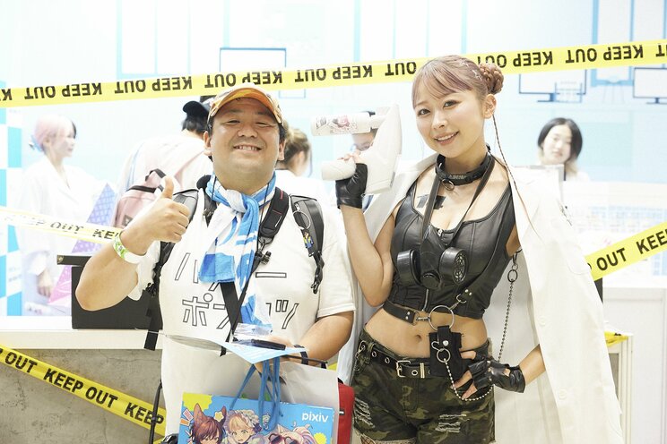 成瀬いなさん（右）とファンの男性