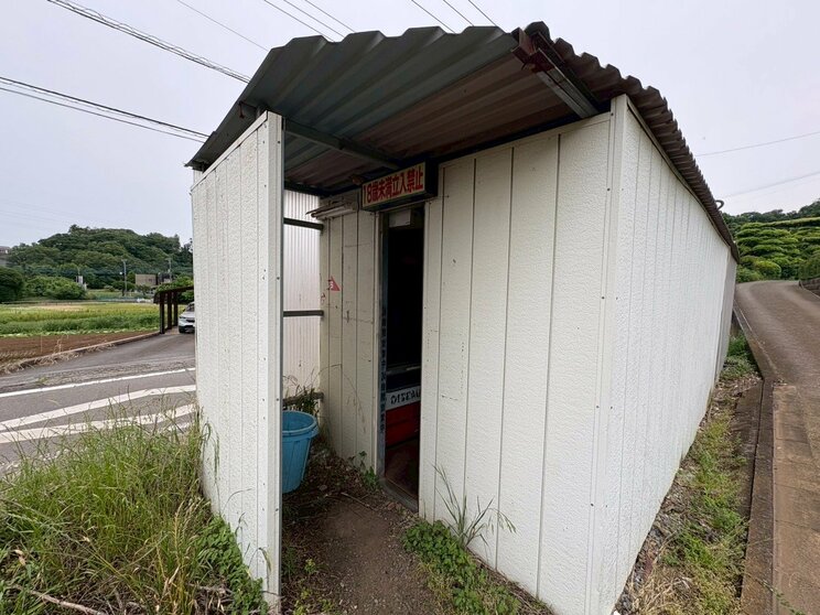 この小屋の中に10台の販売機が並ぶ（写真／集英社オンライン）