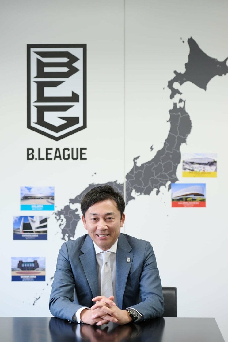 日本全国を飛び回る多忙な中での取材。チェアマン室の壁には増加していく「夢のアリーナ」の日本地図が。