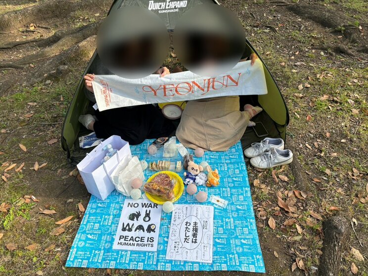 ピクニックのようにテントやシートを持参する人も（撮影／集英社オンライン）