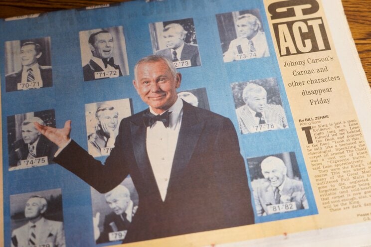 ジョニー・カーソンが写る新聞記事(写真/Shutterstock)