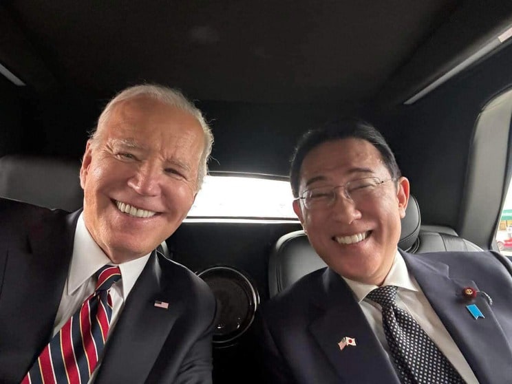 岸田首相とバイデン米大統領。渡米後、夕食会へと向かう車中にて（本人Facebookより）